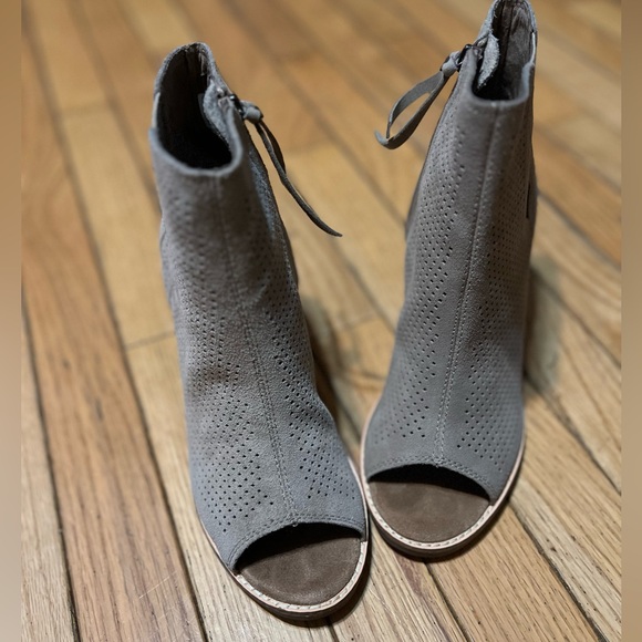 Toms Majorca Peep Toe Ankle Booties  Perforated Leaf Taupe Tan Size 7.5 like new - Picture 6 of 6